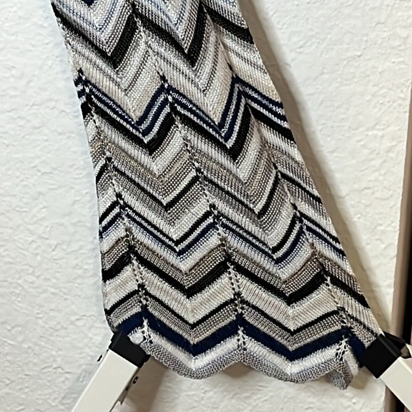 White House Black Market ZigZag Cross-Back White, Blue, Gray Sweater in Medium - Picture 11 of 16